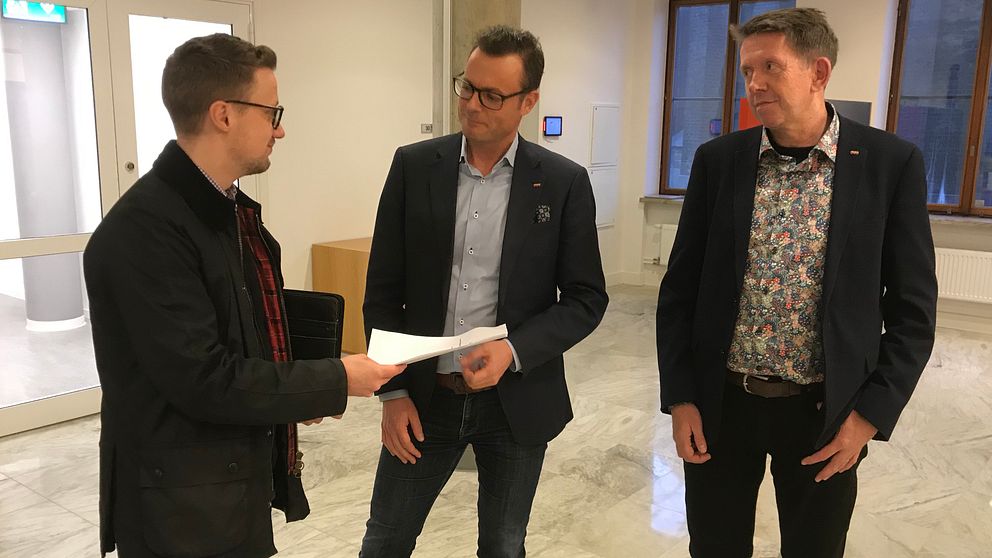 Föräldern Andreas Almgren lämnar över namnunderskrifterna till Jonas Bergman (M), kommunstyrelsens ordförande och Håkan Björklund (C), ordförande i teknik- och fritidsnämnden.