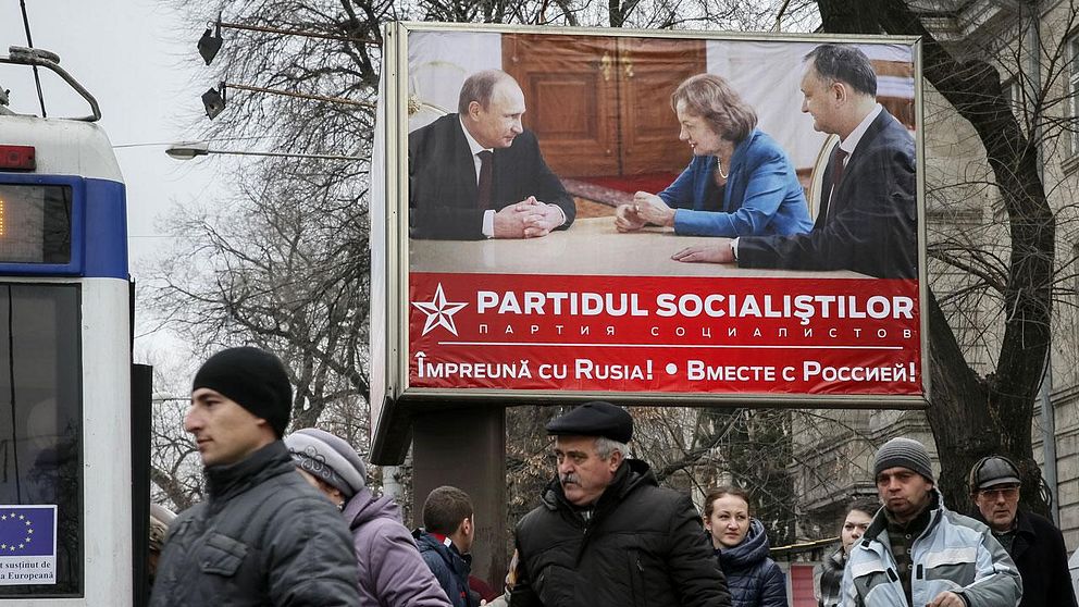 Det proryska socialistpartiets valaffisch som visar hur väl man kommer överens med president Putin.