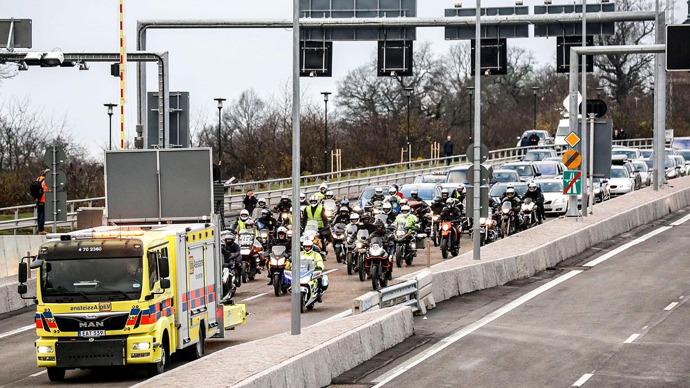 Trafiken släpps på vid Frescati efter söndagens invigning av Norra länken i Stockholm.