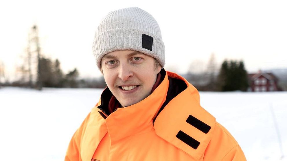 Porträttbild på Marcus Ohlsson från Sveg. Han har på sig gul jacka och stickad vit mössa.