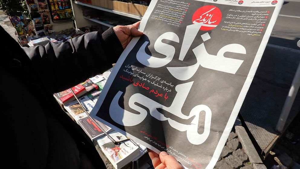 En iransk man läser en lokaltidning med rubriken ”Nationell sorg”. Artikeln uppges handla om nedskjutningen av det ukrainska passagerarflygplanet med 176 personer ombord.
