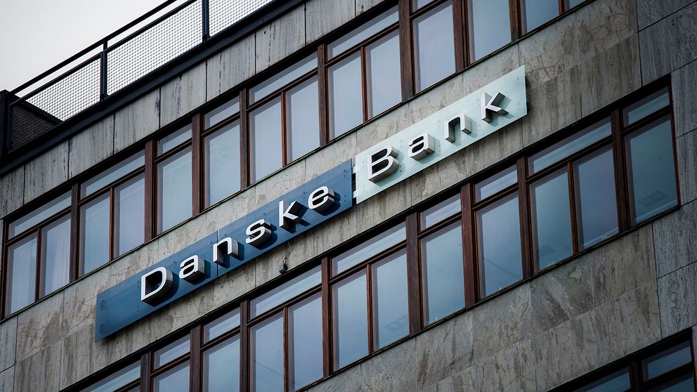 Bild på Danske Banks logga på en byggnad.