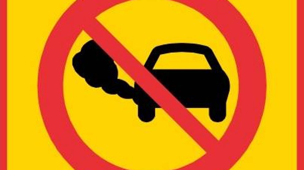 Gul skylt med förbud-märke i rött över bil med utsläpp bolmande från avgasrör. Text ”Miljözon klass 2”.
