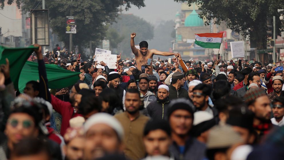 Människor protesterar i Indien.