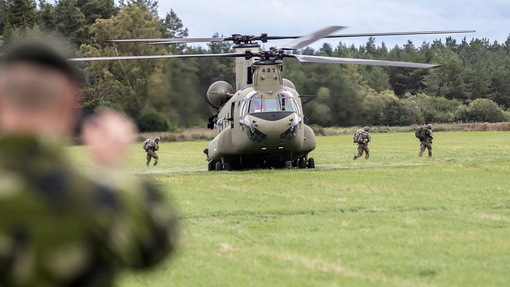 En CH-47 Chinook, en Amerikansk transporthelikopter landar med soldater på en åker i Hangvar på norra Gotland under försvarsmaktsövningen Aurora 17 i september 2017.