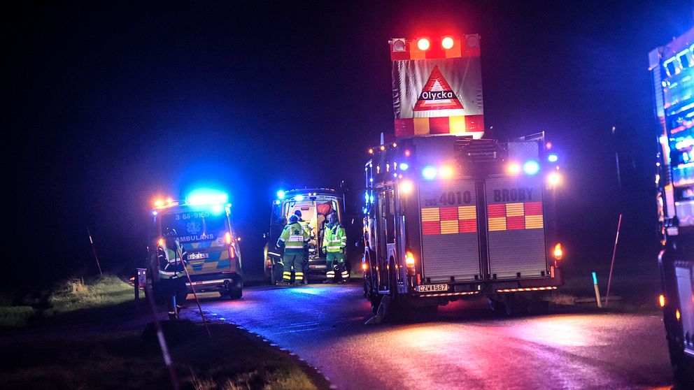 Olycksplats med ambulanser och brandfordon