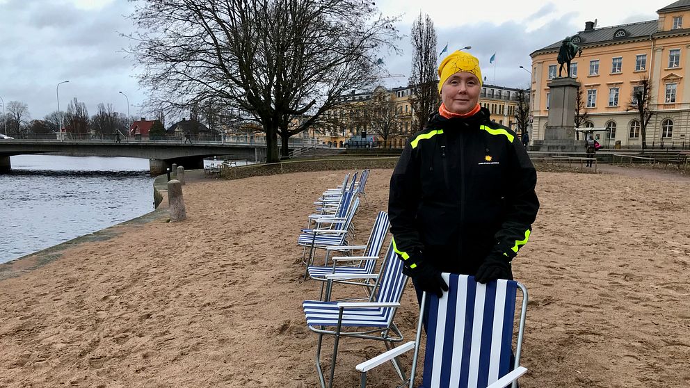 Margareta Nilsson, enhetschef mark- och infrastrukturprojekt på Karlstads kommun berättar att den tillfälliga stranden kommer se likadan ut i sommar som förra året. Hon står på stranden med campingstolar.