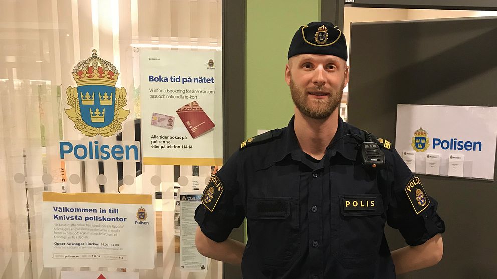 Kommunpolisen Jonas Jeffsell i uniform utanför poliskontoret i Knivsta.