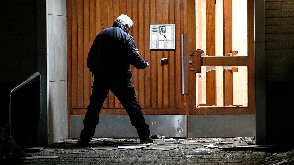 Polisen undersöker brottsplatsen efter en Cobra 8-sprängning vid ingången till ett flerfamiljshus i Malmö juli 2017.