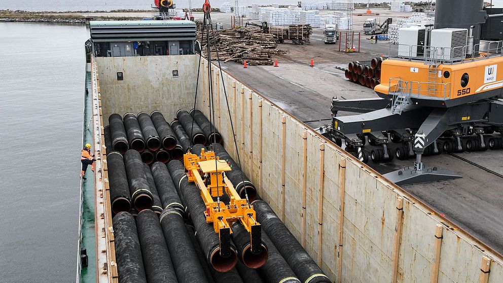Rör till Nord Stream 2 lyfts ut ur lastutrymme på ett fartyg i hamnen i Karlshamn i oktober 2017.