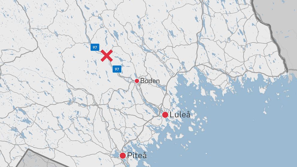 En karta över delar av Norrbotten där olycksplatsen är markerad med ett rött kryss.