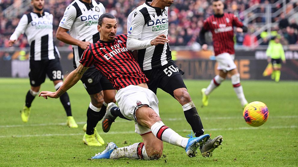 Zlatan Ibrahimovic kastar sig fram och är nära att näta mot Udinese.