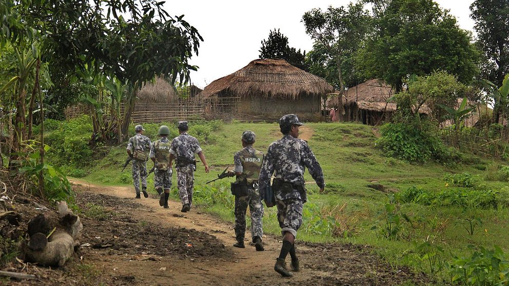 Myanmarisk gränspolis visar journalister genom djungeln 2017 till en by som gömmer muslimska terrorister enligt myndigheterna.