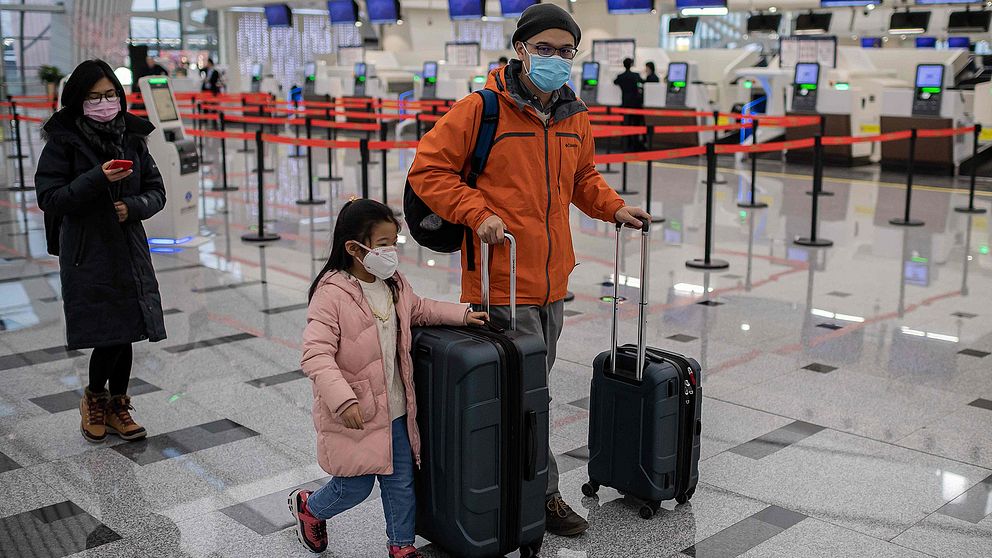 För att lokalisera fler smittade av det nya lungviruset införs feberkontroller på många flygplatser.