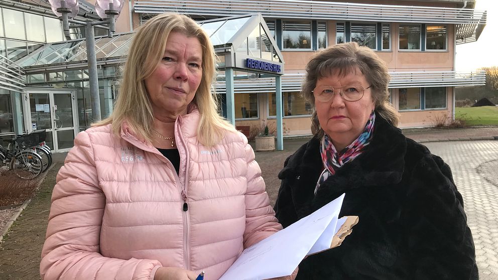 Undersköterskorna Bente Hermanrud och Britt-Marie Rylander lämnade idag ett protestbrev och namnunderskrifter till regionledningen. .De står utanför Regionens hus