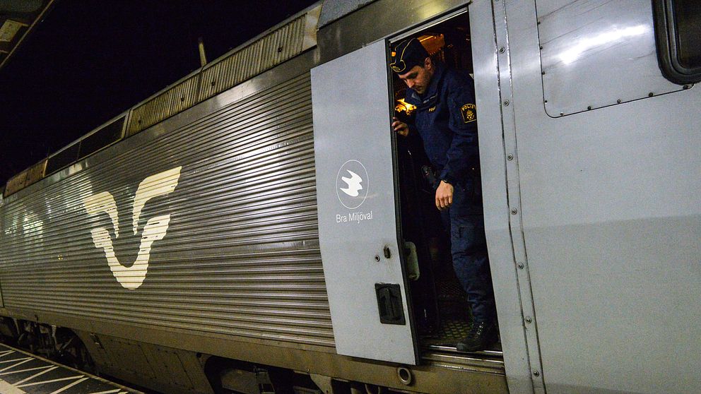 En kvinnlig tågvärd attackerades med kniv på ett tåg i Skåne på lördagskvällen. Enligt polisen greps en 29-årig man av vakter på platsen.