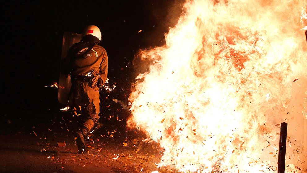 Bensinbomber kastades mot kravallpolisen i Aten som svarade med tårgas.