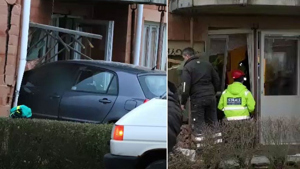 En personbil körde rakt in i ett flerfamiljshus i Skara. På bild är den kraschade billen och räddningstjänst på plats.