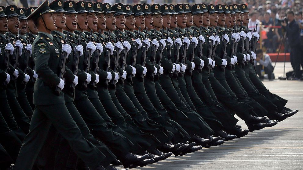 Soldater i Kinas ”befrielsearmé” marscherar på Himmelska fridens tog i Peking den 1 oktober 2019.