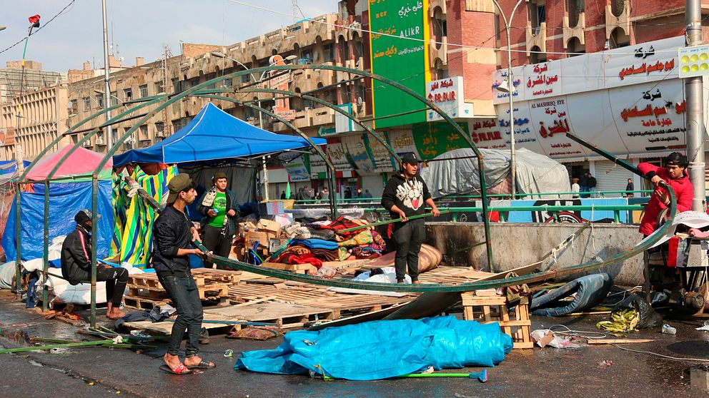Anhängare till shiapredikanten Moqtada al-Sadr monterar ned sina tält på Tahrirtorget i Bagdad.