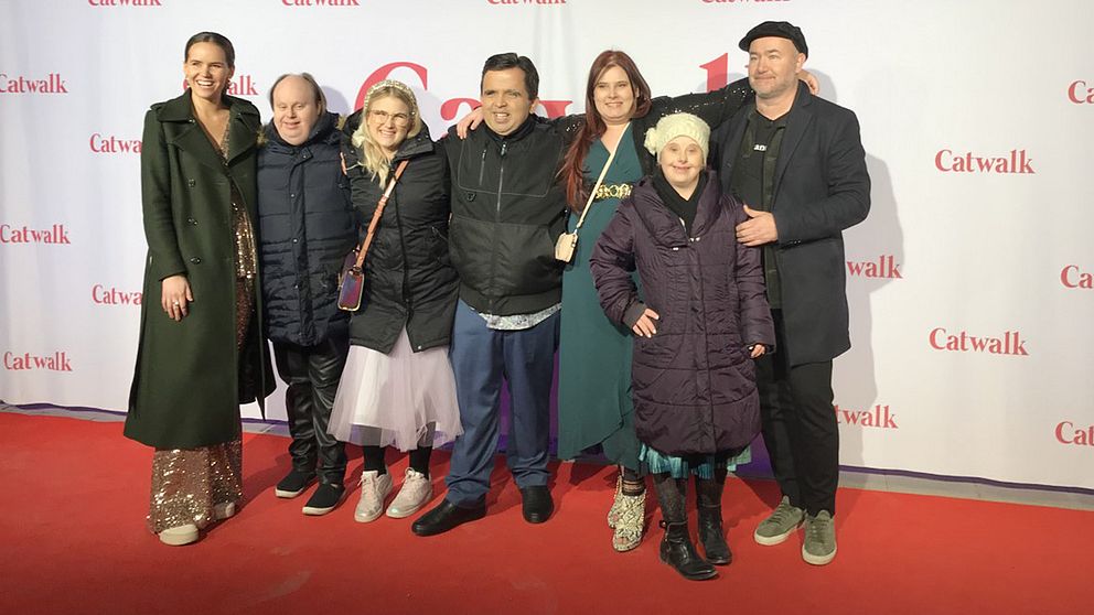 sju personer, inklusive skådespelare från Glada Hudik, på röda mattan