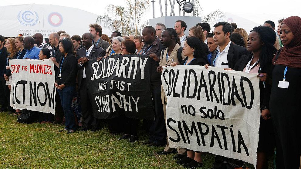 Delegater från hundratals länder höll två tysta minuter utanför klimatmötet i Lima.