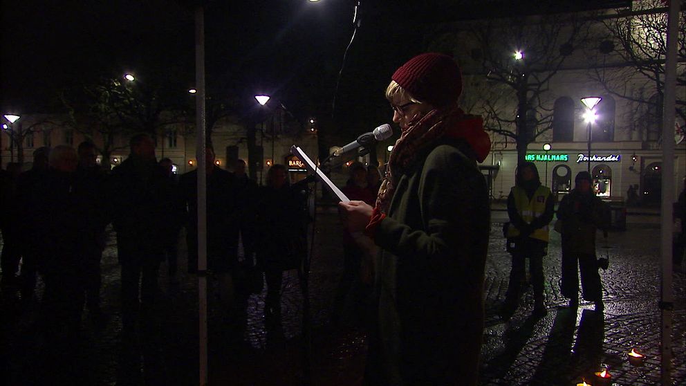 På bild är Cajsa Holmqvist, som är en av de som manifesterade för förintelsens offer på minnesdagen.