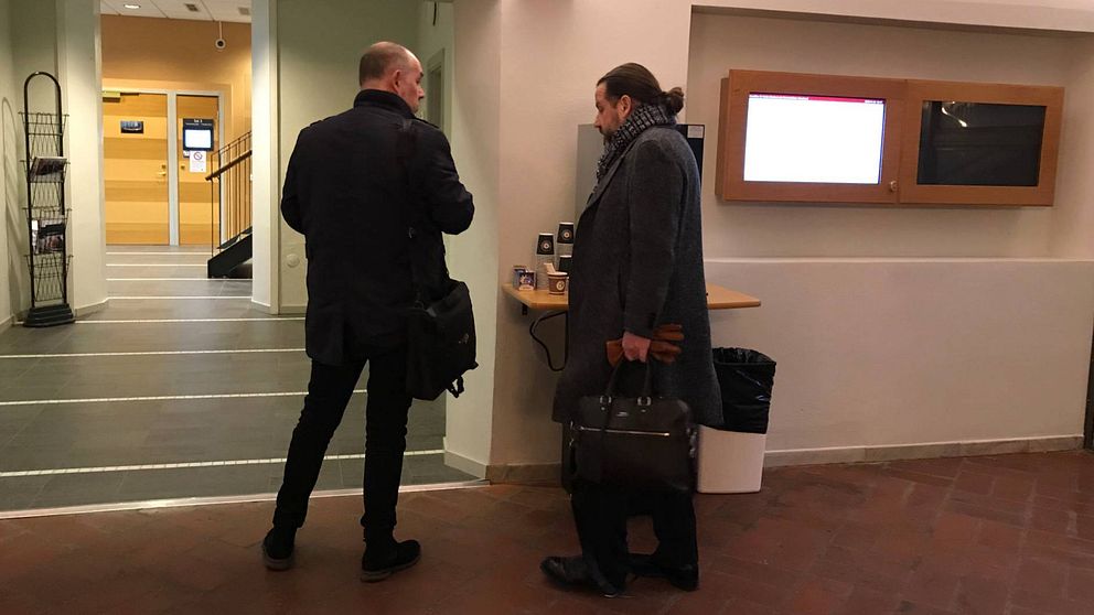 Anders Jansson och hans advokat är på väg in till rättssalen.