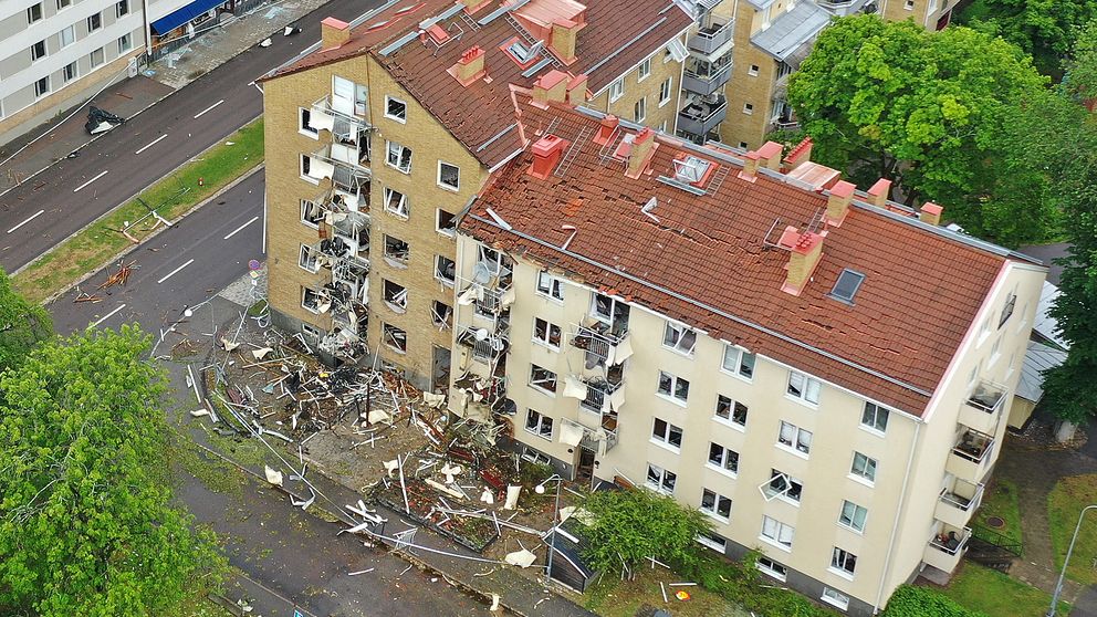 En drönarbild visar förödelsen efter sprängdådet i Linköping den 7 juni 2019, en händelse som beskrivs som ett av de värsta  sprängdåden i Sverige de senaste 20 åren – och som misstänks ha riktats mot mc-gänget No Surrender. Amir Rostami vill dock inte beskriva den senaste tidens händelser som ett nytt mc-krig: ”Det ger fel associationer till 90-talet, den utvecklingen har vi inte idag. Men att mc-gäng ligger i konflikt med varandra är mer eller mindre något som pågår kontinuerligt”, säger han.