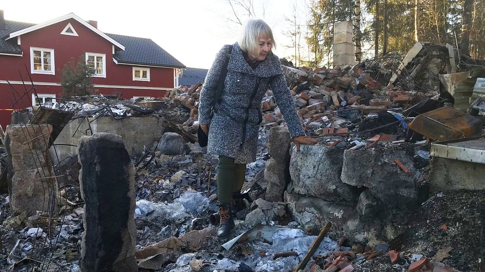 Helbild på Berit Forsberg när hon går omkring bland bråte.