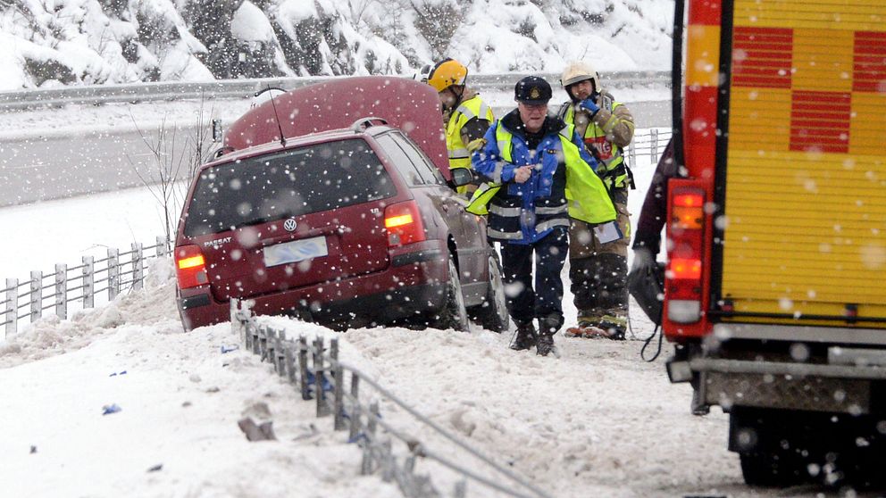 En personbil körde in i mitträcket mellan Nyköping och Södertälje i jultrafiken 21 dec 2012 Ingen person kom till skada vid olyckan.