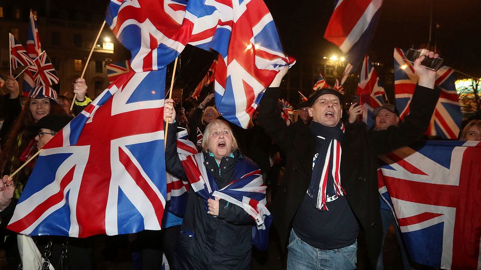 Människor med brittiska flaggan som firar