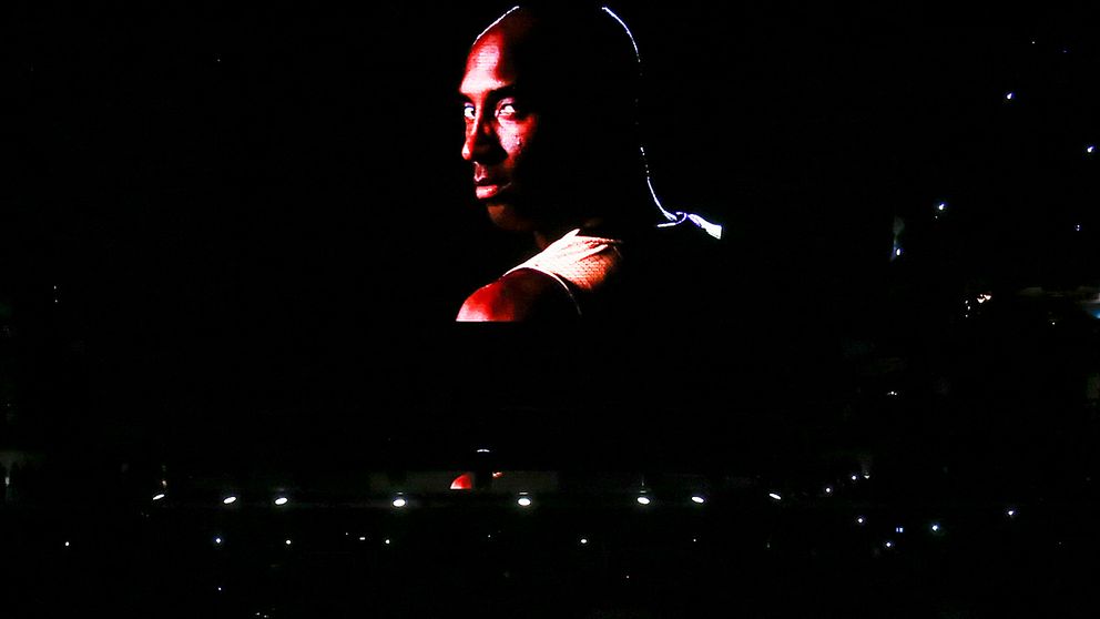 En hyllningsvideo till Kobe Bryant spelades innan matchen.