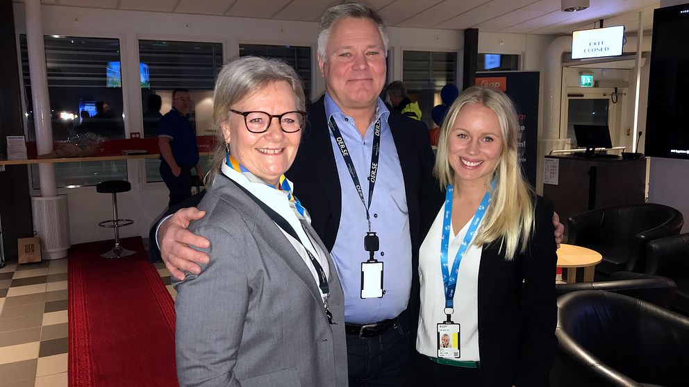 Från vänster: Moni Lundström, regionsansvarig BRA, Flygplatschef Robert Gyllroth, Emelie Ahlin, marknadschef Air Leap.