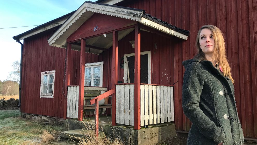 Ida Karlsson Lalander är projektkoordinator för Lev din dröm-satsningen i Hylte kommun. Här står hon framför en släktgård från tidigt 1900-tal som ska rustas upp och få nya boende.