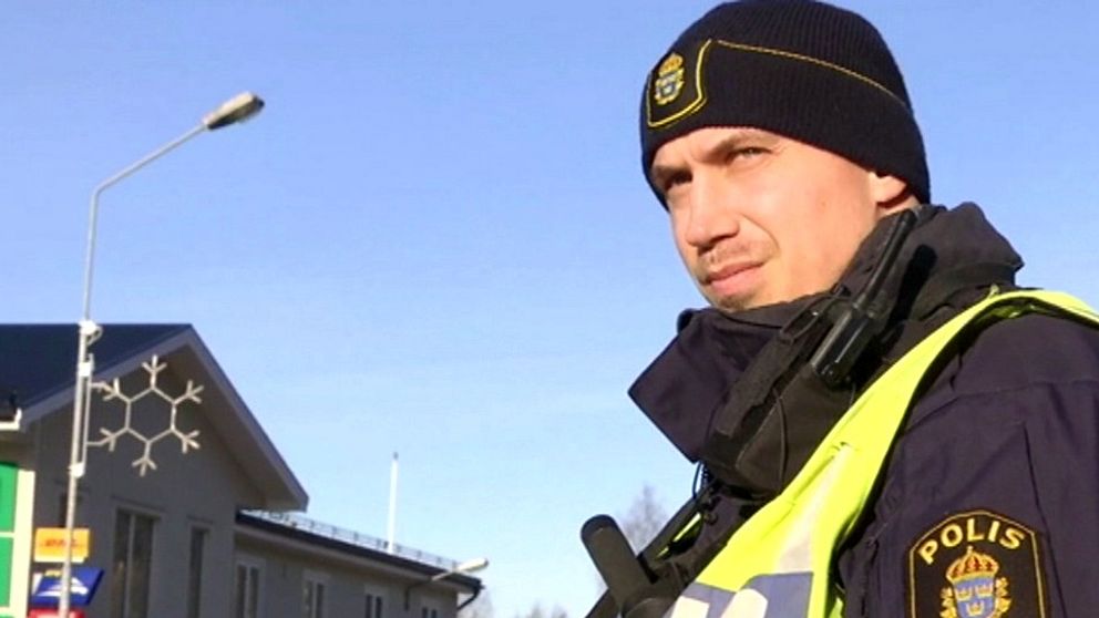 Polisassistent Mikael Blomberg genomförde trafikkontroller i Ambjörby idag.