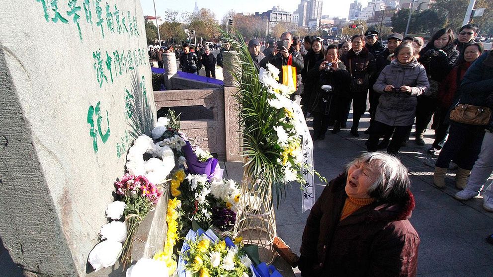 Omkring 10.000 personer deltog i en ceremoni i Nanjing i Kina för att markera att det är 77 år sedan japanska styrkor mördade omkring 300.000 civila efter att de intagit staden. Flera som överlevde deltog ceremonin, några av dem är över 90 år gamla.