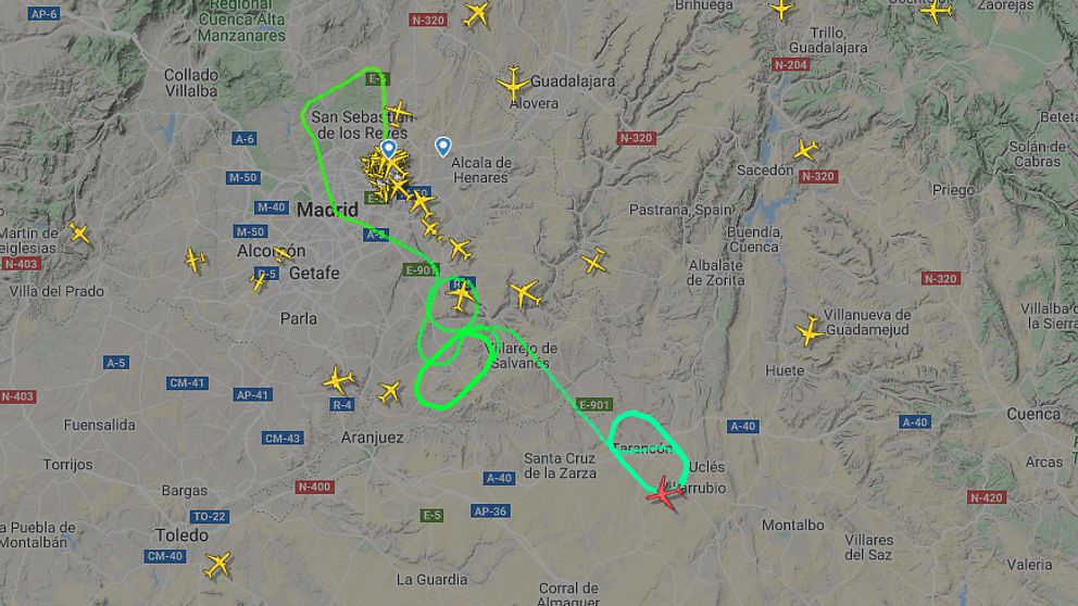 Bilden från Flightradar visar hur Air Canada-planet flyger i cirklar för att dumpa bränsle inför nödlandningen.