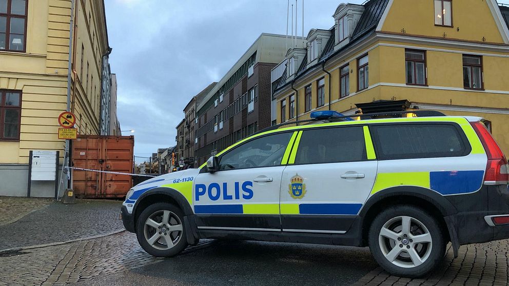 Polisbil framför gult hus i Kristianstad
