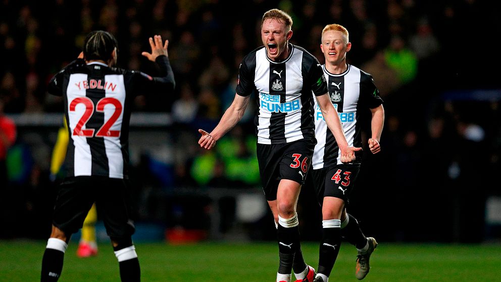 Rolf Corneliusson från Öckerö älskar fotbollslaget Newcastle så mycket att han har bytt namn. Här firar klubbens lagkapten Sean Longstaff efter ett mål i FA-cupmötet med Oxford den 4 februari.