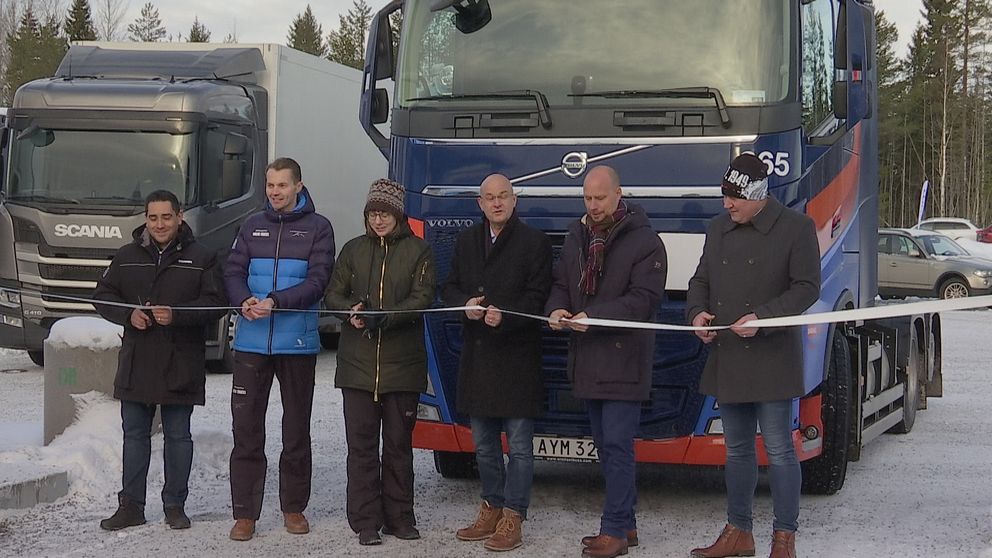Representanter för Scania, Volvo, Biofuel Region, Gasum, Umeå kommun och Sandahlsbolagen inviger den nya tankstationen.