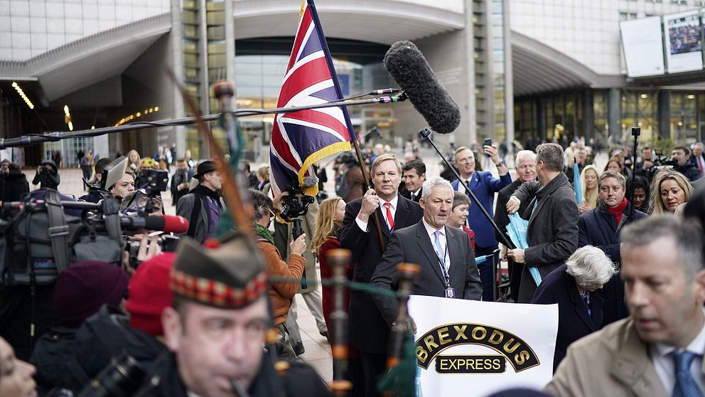 Brittiska EU-parlamentariker tågar ut med Union jack och säckpipa från parlamentet i Bryssel den 31 januari, samma dag som landet lämnade EU.