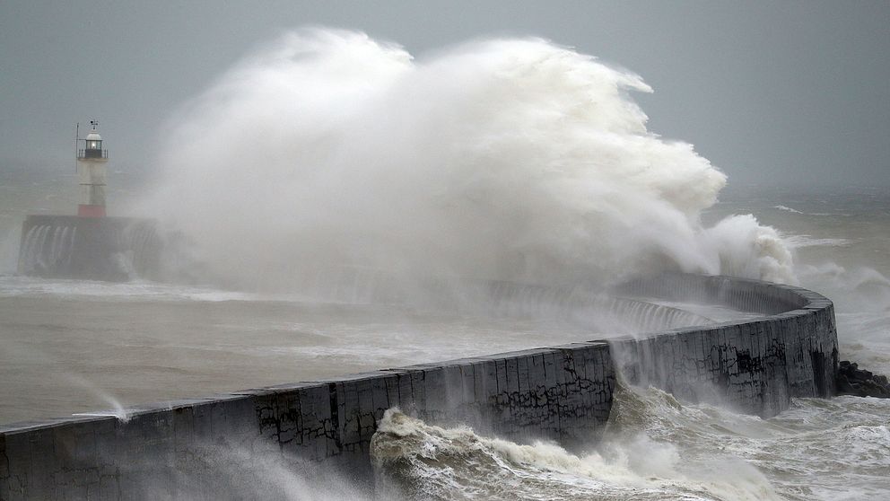 Stormen Ciara har dragit in över sydöstra delarna av England.