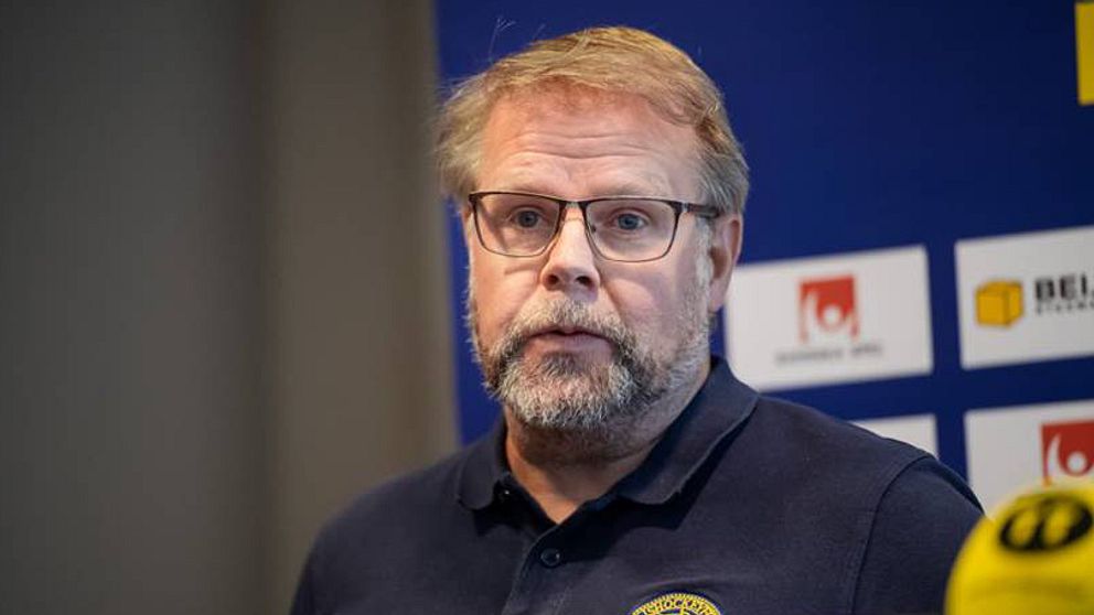 Anders Wahlström jobbar för svenska hockeyförbundet med barn och ungdomsfrågor. Här ses han i blå tröja och han har glasögon och skägg.