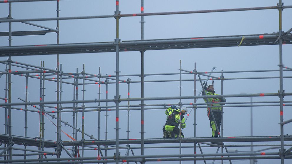 Byggarbetare på en byggnadsställning.