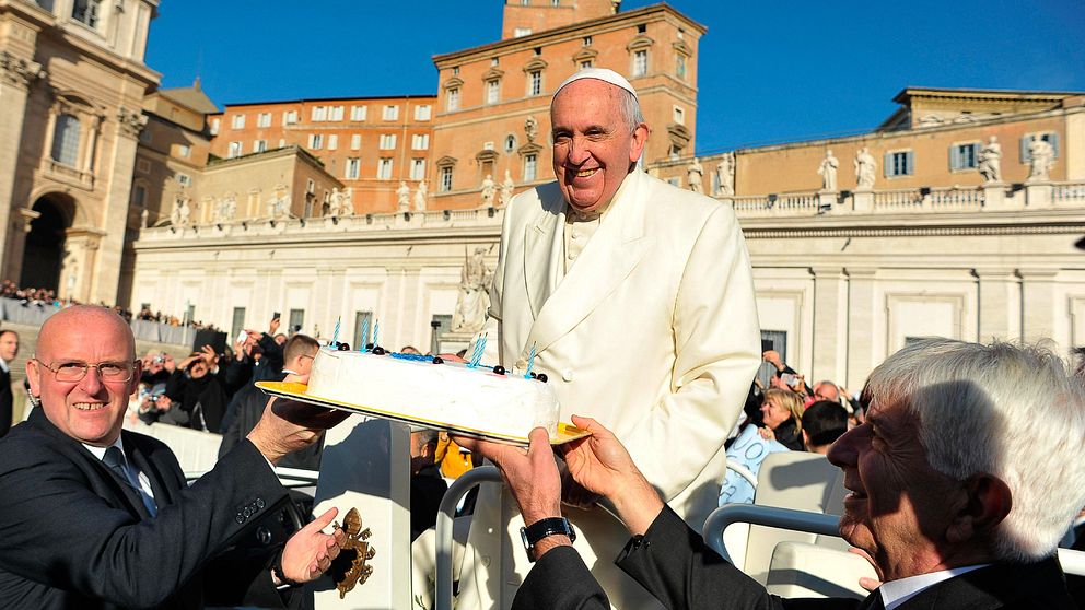 Påvens födelsedag firas med tårta i Vatikanen.