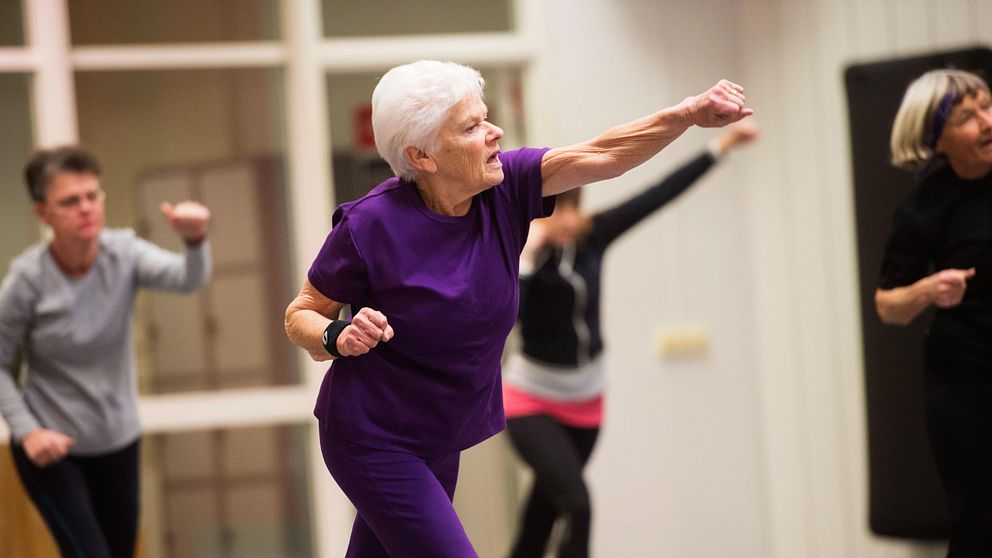 Gunn-Britt Berggren 81 år tränar på gym.