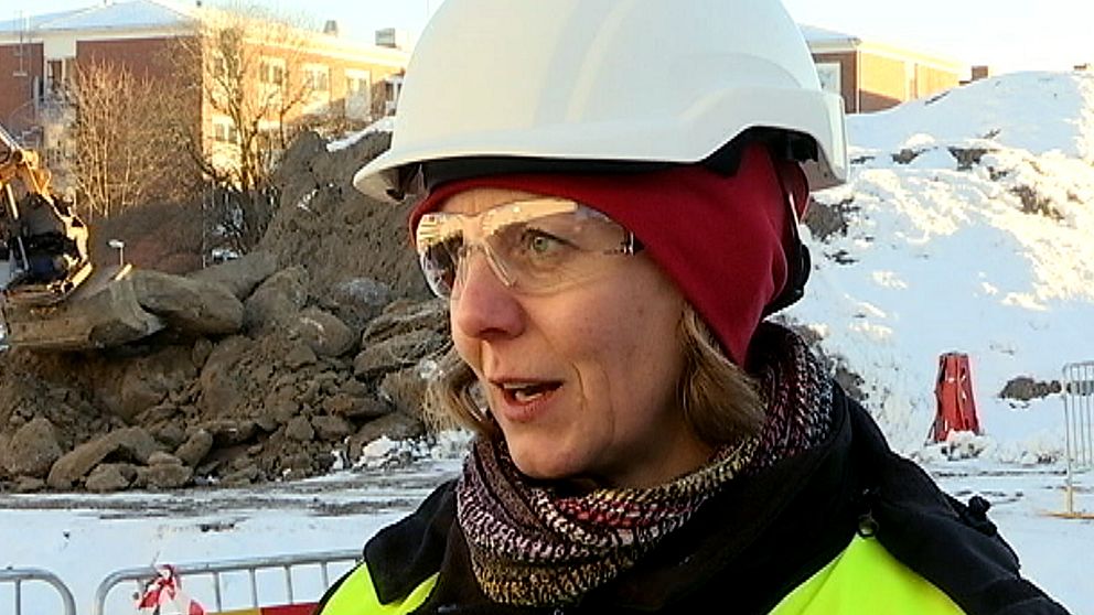 Jessica Kallvi, med en vit bygghjälm på huvudet.