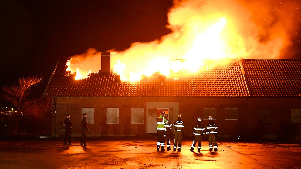 En byggnad brinner i Landskrona