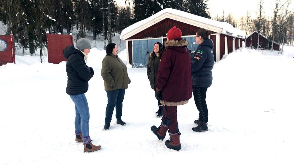 föräldrar på skolgård som står i grupp, bild från Malgoviks skolgård i februari 2020.